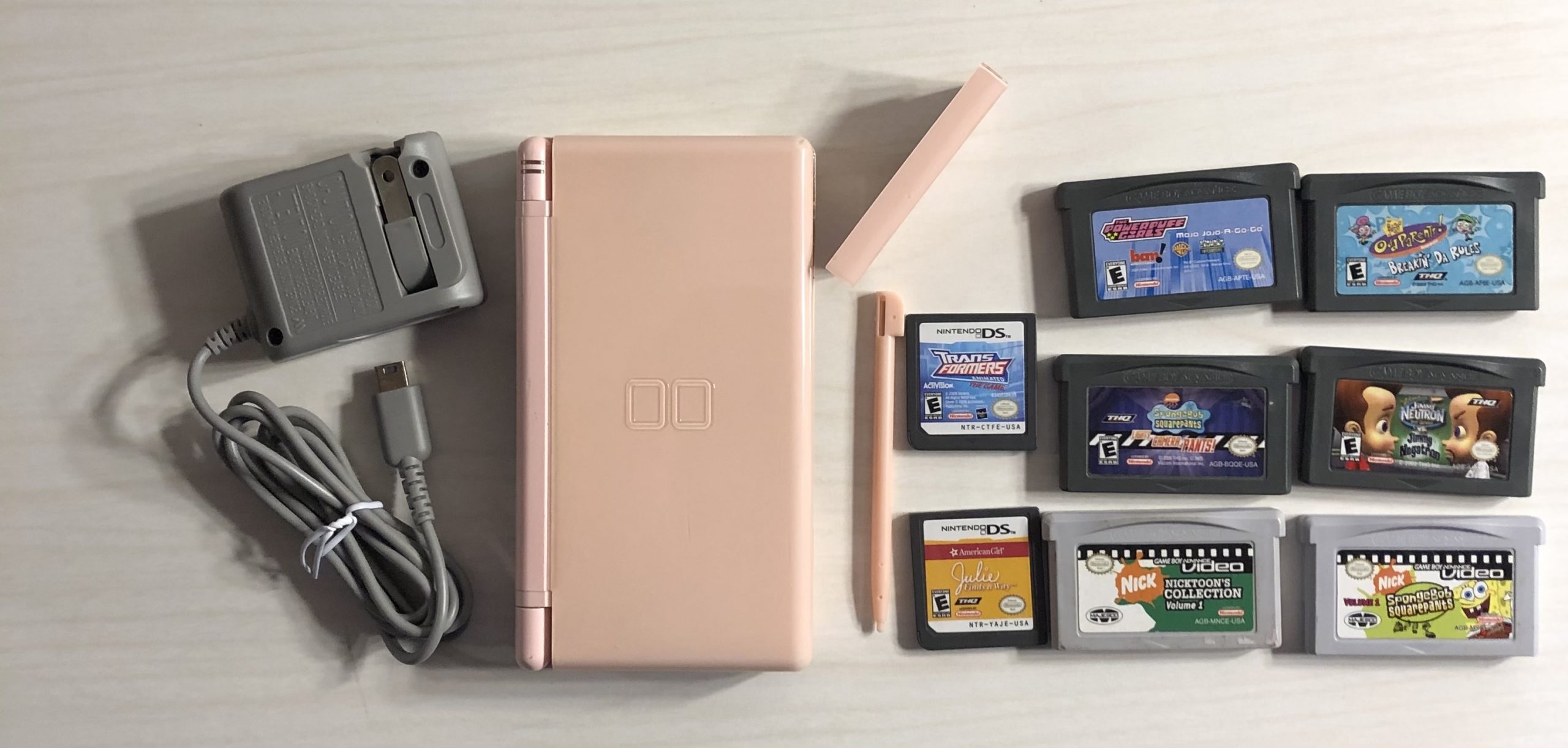 Nintendo 2DS, Charger and 8 Games